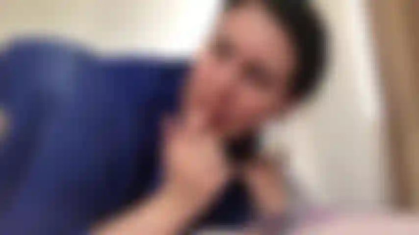 Ho messo il mio giocattolo vibrante preferito dentro e fuori dalla figa bagnata, lo scopo con un dildo e sono venuto due volte a sditalinare la figa.