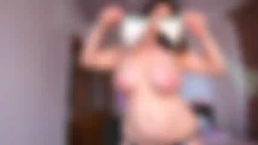 Succhio le dita dei piedi e faccio un footjob.