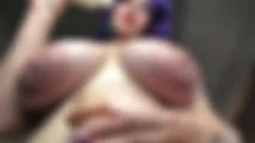 Lavoro manuale oleoso sotto i miei seni naturali e dildo che sfrega su tutti i miei grandi capezzoli pallidi.