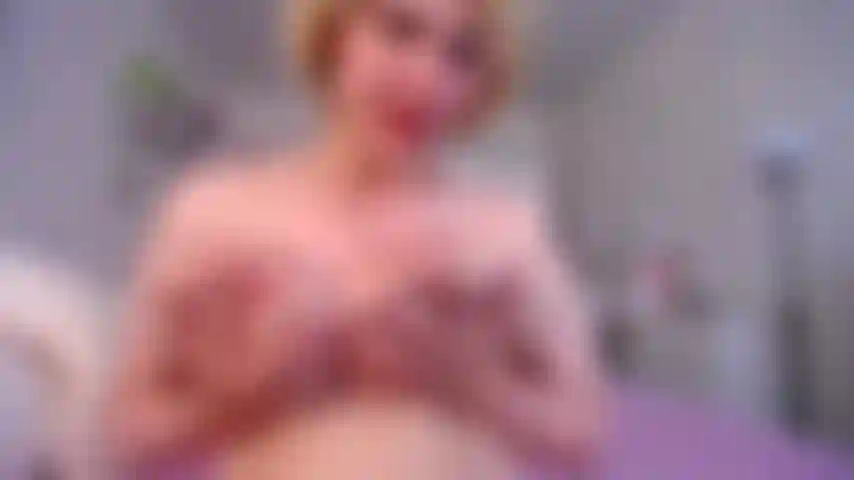 Il mio stesso latte succhia e sputa sulle mie enormi tette.