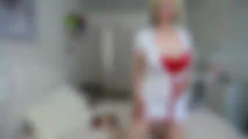 Scuoto e spruzzo latte da grandi tette.