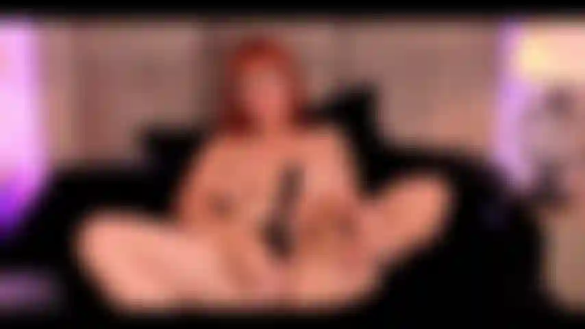 Quando sono eccitata, non c'è modo di tornare indietro... Il mio dildo lo sa, e lo vedrai. I miei movimenti, i miei gemiti, il mio schizzo... È tutto vero, è tutto per te. Preparati a bagnarti con me.