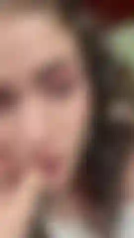 Una ragazza stravagante che cerca di sedurre il suo uomo e gli permette di venire sul suo bel viso!