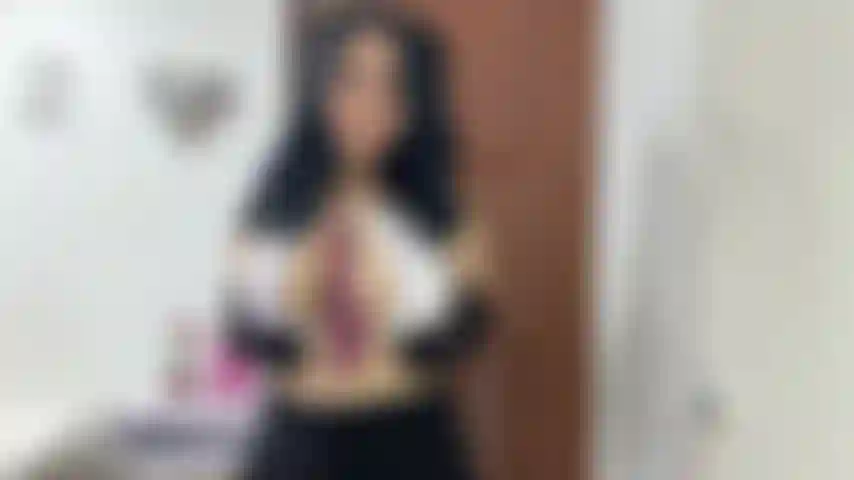 Ho le tette unte e un culo fantastico.