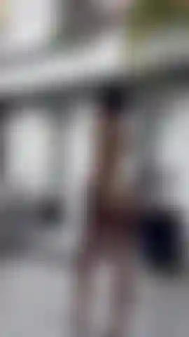 Molto bagnata e nuda, facciamo qualcosa?