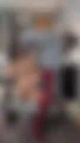 Questa sedia è comodissima! La mia figa è umida.