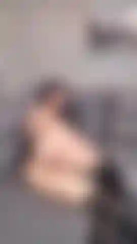 Ti farò indurire il cazzo... Guardami!