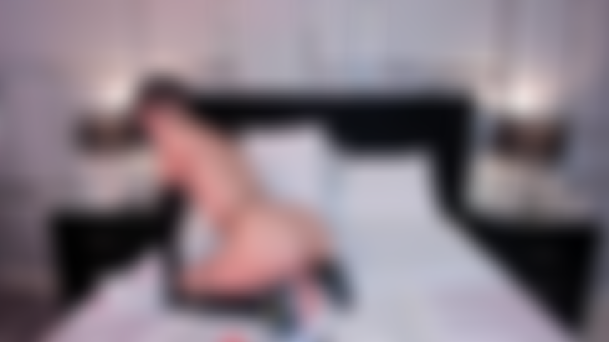 Guarda come esce dalla mia figa bagnata e stretta.