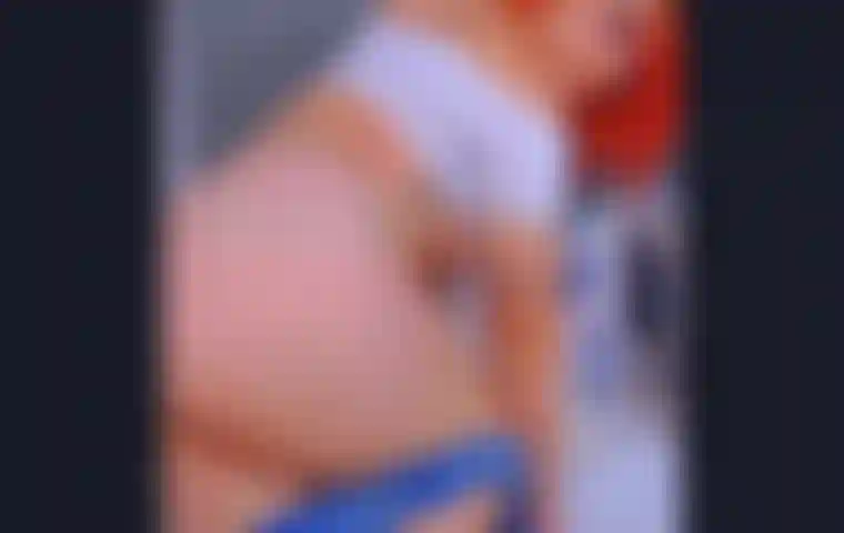 Una brava ragazza che cavalca e si infila un dito nel culo. La mia figa è bagnata.