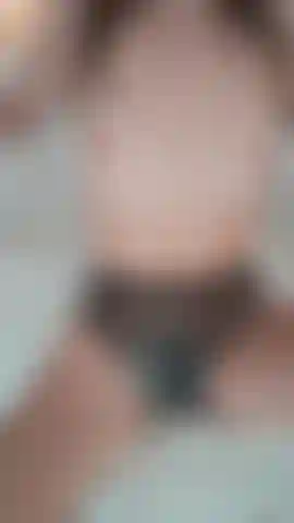 Le mie mutandine di latex con la cerniera stringono la mia figa così forte… e mi eccita da morire. Non riuscivo ad aspettare oltre… così le ho aperte con la cerniera. Ho bisogno di giocare con la mia figa bagnata adesso.