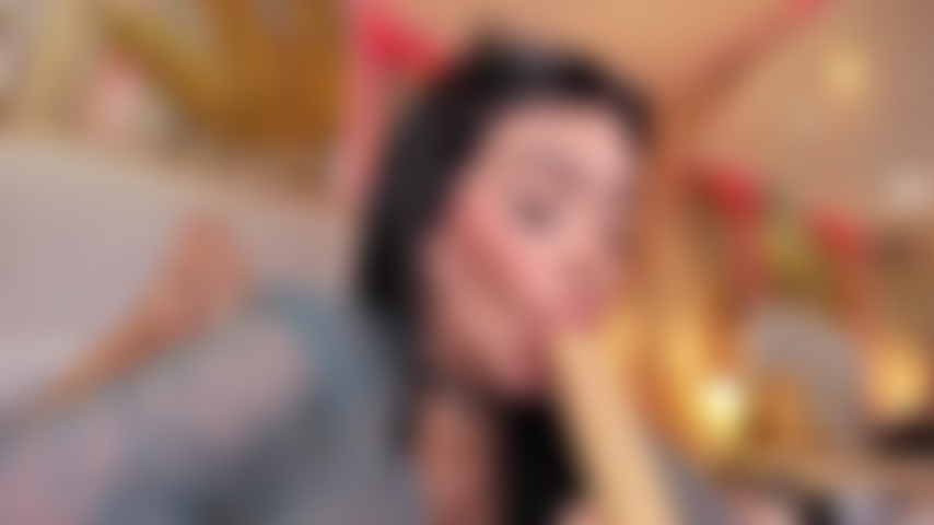 Un pompino profondo e malizioso di una ragazza dolce e carina e della sua bocca bagnata!