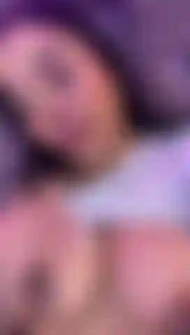 La fica gioca con le mie dita calde senza controllo.