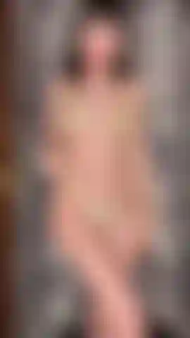 Che mi stuzzica con il mio reggiseno e perizoma di diamanti.