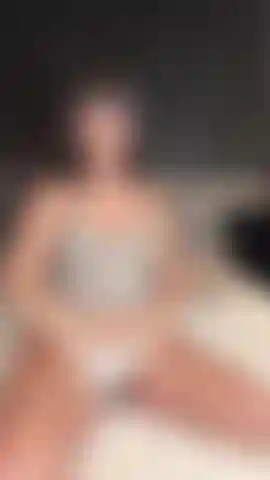 Che mi stuzzica con i miei graziosi calzini e il mio perizoma bianco, spogliandomi fino alle mie tette sode.