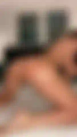 Twerkatrice con olio per bambini nuda.