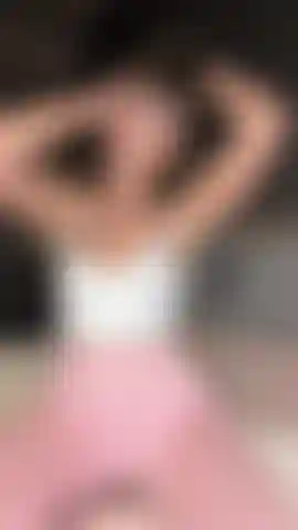 Che mi stuzzica con i miei leggings rosa da palestra, spogliandomi fino alle mie tette sode.