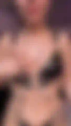 Tette unte e giochi con i capezzoli.