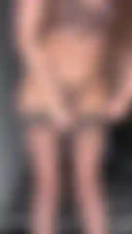 Sto provando la mia nuova lingerie e le mie nuove calze.