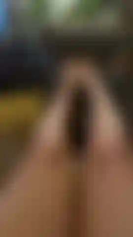 Adoro i piedi da vicino con le mie unghie dorate.