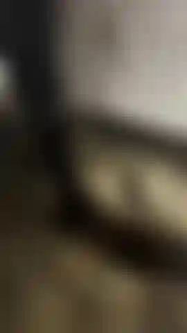 Chinata nelle mie calze di lattice e reggicalze.