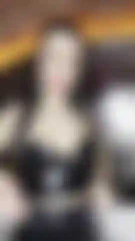 La dea emily latex asmr, tutta bagnata nella vasca da bagno.