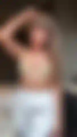 Che mi stuzzica con il mio bralette e i miei jogger, spogliandomi fino alle mie tette sode.