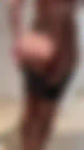 Che cerca di infilare il mio culo nella mia stretta gonna di lattice.