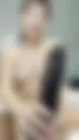 In topless, con un dildo da 9 pollici, pompino, bava e saliva dappertutto.