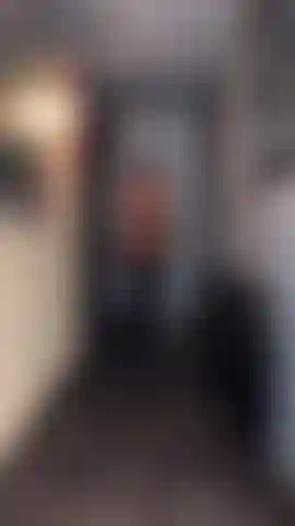 I pantaloni in lattice vanno a passo lento, camminando avanti e indietro.