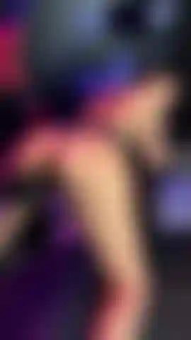 La mia figa viene riempita dalla f-machine nella segreta.