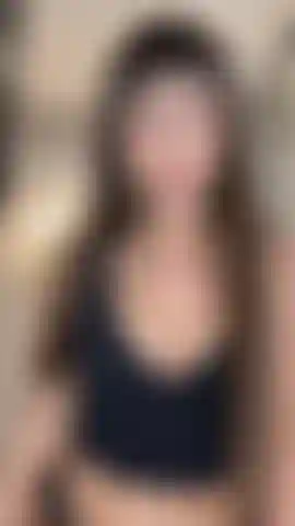 Mi metto in posa con il mio top in lycra e il mio perizoma, mi svestisco fino alle mie tette sode.