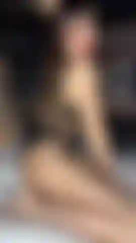 Indosso solo collant a rete e non metto niente sotto, con le labbra rosse.