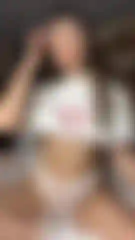 Che mi stuzzica con i miei graziosi calzini e il mio perizoma in pizzo bianco trasparente.