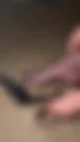 Con i piedi nelle calze di nylon e i tacchi.