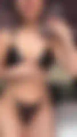 Che si unge gli addominali, il sedere e il reggiseno