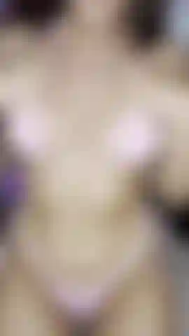 Mi occupo di spogliarello e twerking in bikini rosa.