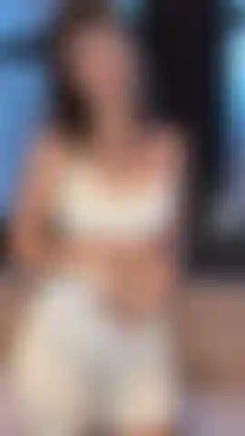 Mi stuzzico e mi spoglio indossando l'abbigliamento da palestra.