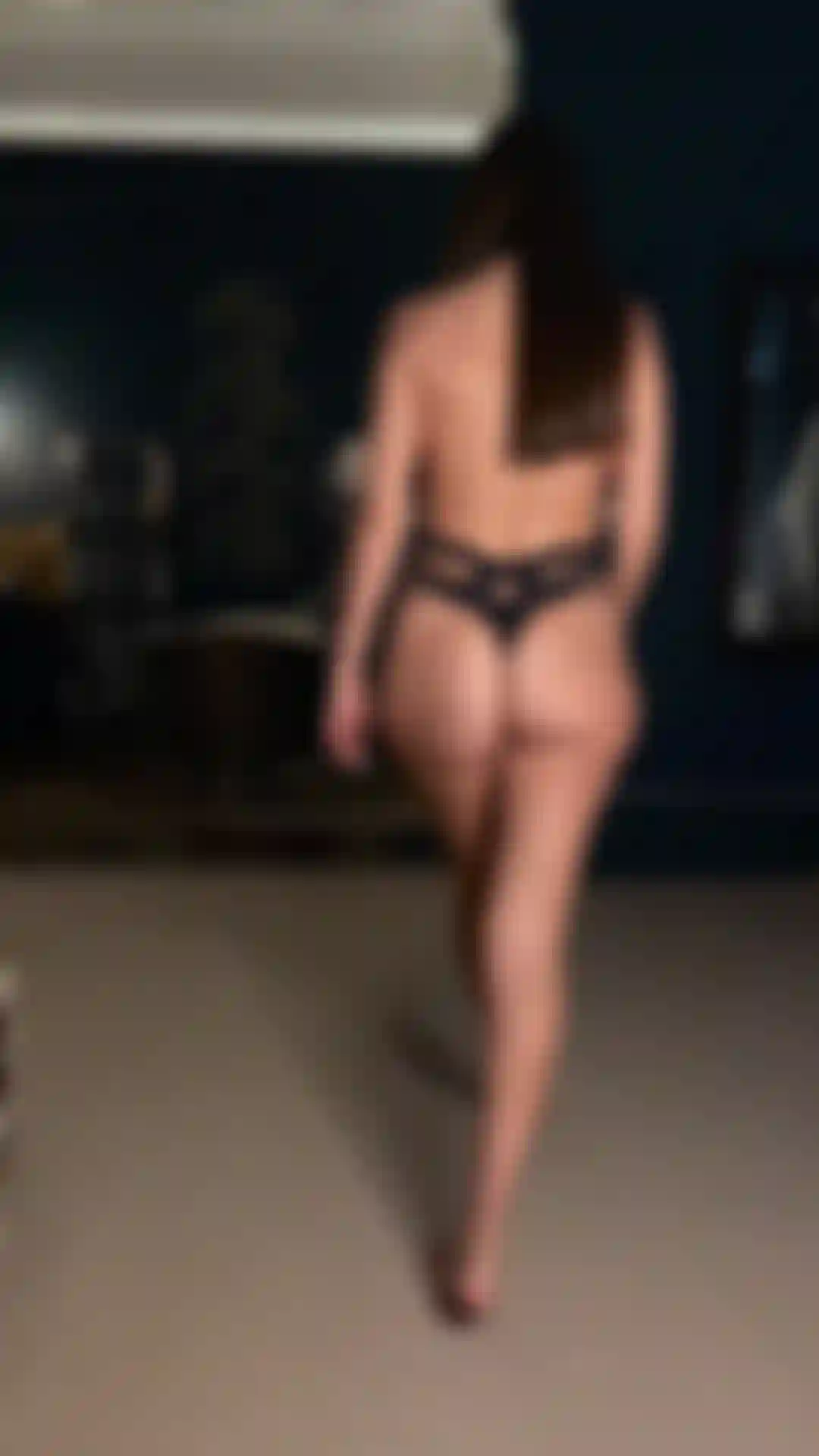 Cammino al rallentatore nel mio perizoma.