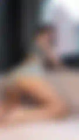 Che twerka in pantaloncini del pigiama.