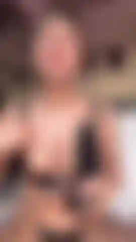 Pompino con un dildo unto, sciatto e sbavante.