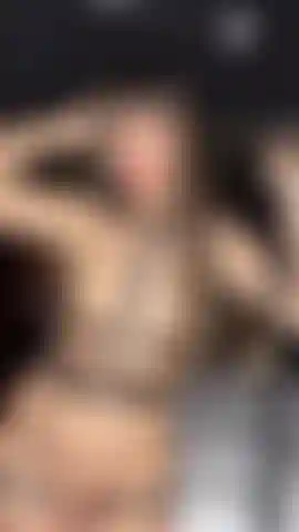 Nuda e provocante nella mia imbracatura di cuoio.