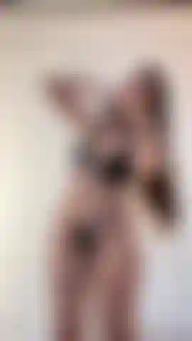 Sto provando il mio vestito di lattice.