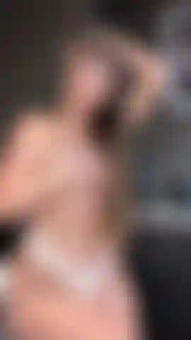 Che mi stuzzica con il mio perizoma di pizzo bianco.