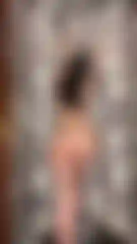 Mi stuzzico nuda sotto la doccia al rallentatore.