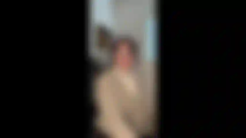 Il capo approfitta di una dipendente con il fidanzato (gioco di ruolo).