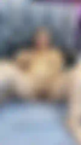 Mi masturbo con la figa tramite una macchina.