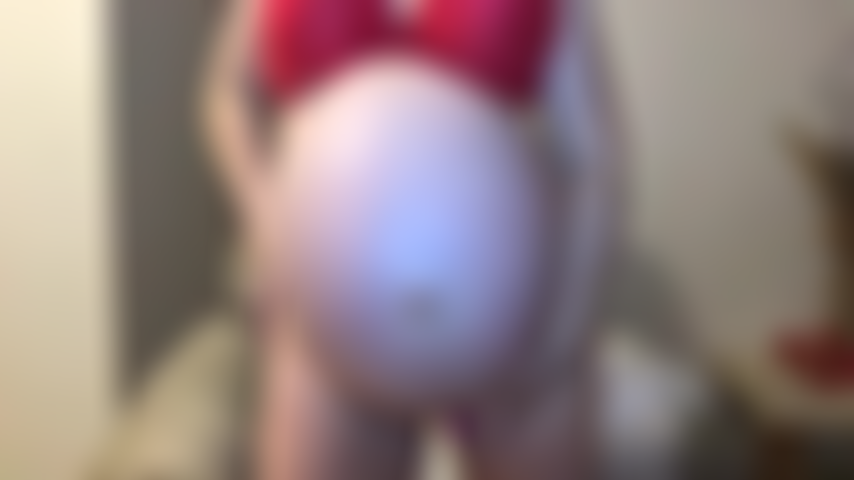 Una donna incinta (42 settimane) con una pancia così grande