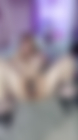 Tacchi ai piedi... Mi scopo la figa.