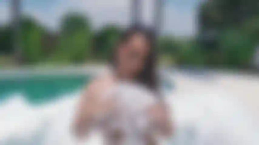 Facciamo una bella scopata in piscina.