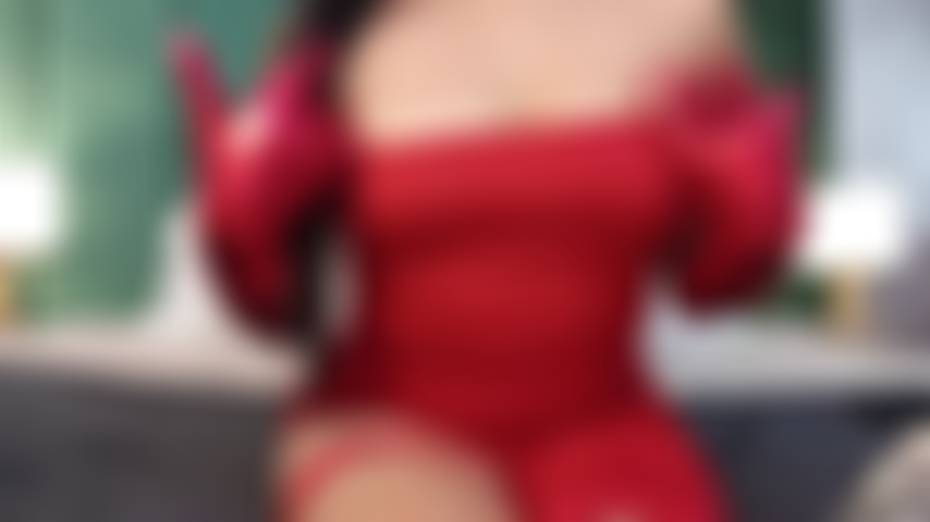In abito rosso.